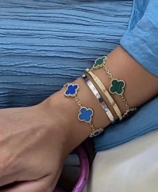 Goud met blauw klaver armband.