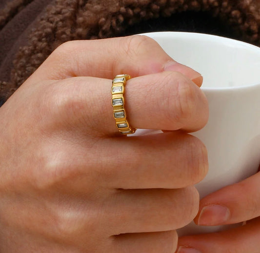 Minimalistische ring met crystallen.