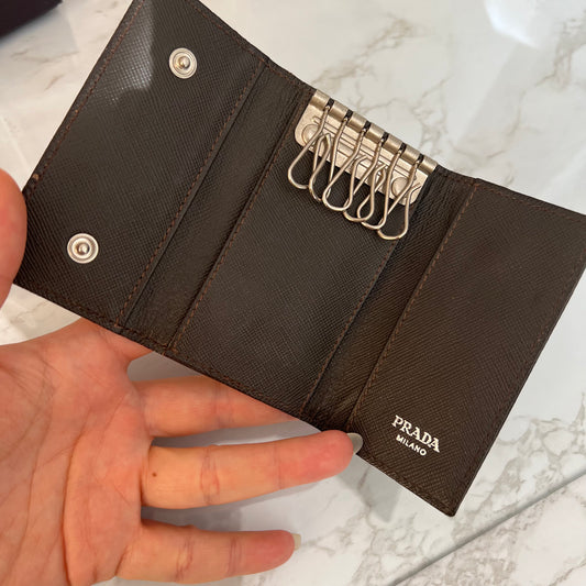 Mini Prada sleutel portomonee zwart.