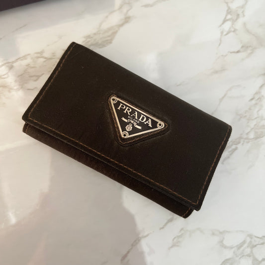 Mini Prada sleutel portomonee zwart.