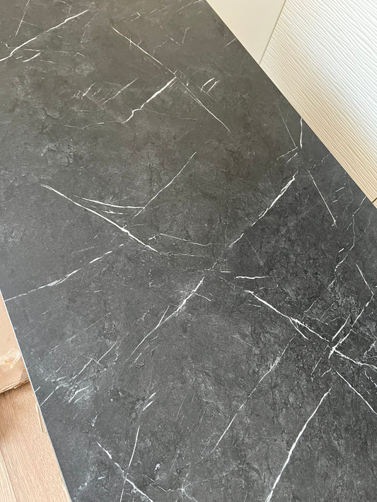 “Op aanvraag” black Marmer look salontafel.